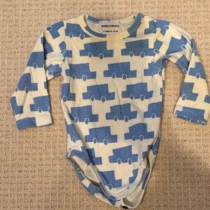 Bobo Choses Cream Onesie with Blue Car Pattern